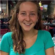 Étudiante en école d’infirmière fait du soutien scolaire niveau collège